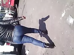 タイトなジーンズを成熟します。