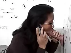 アジアのひよこ用トイレの壁の穴