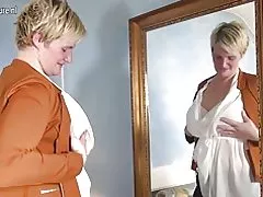 彼女のおもちゃで遊ぶオランダの角質の主婦