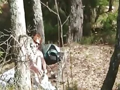 角質の赤毛スイス妻屋外ストリップとファック