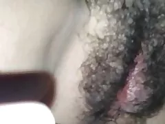 彼女の毛深いオマンコに別の負荷を撮影