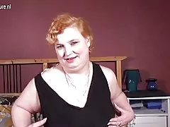 黒のお気に入りのおもちゃと大きなアマチュアおばあちゃん