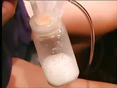 彼女の腫れ胸からセクシーな長い髪ラティーナ二重ポンプ ミルク