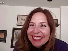 自分で遊んでいたずらなアメリカのママ