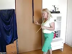 Oldnanny ぽっちゃり熟女の猫で遊んでは、古い成熟しました。